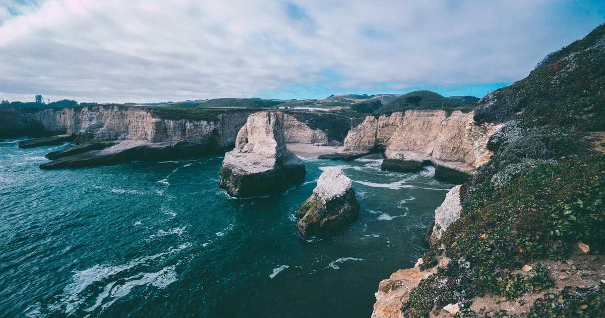 شمعة تذكارية مضيئة - رمز الرثاء والذكرى