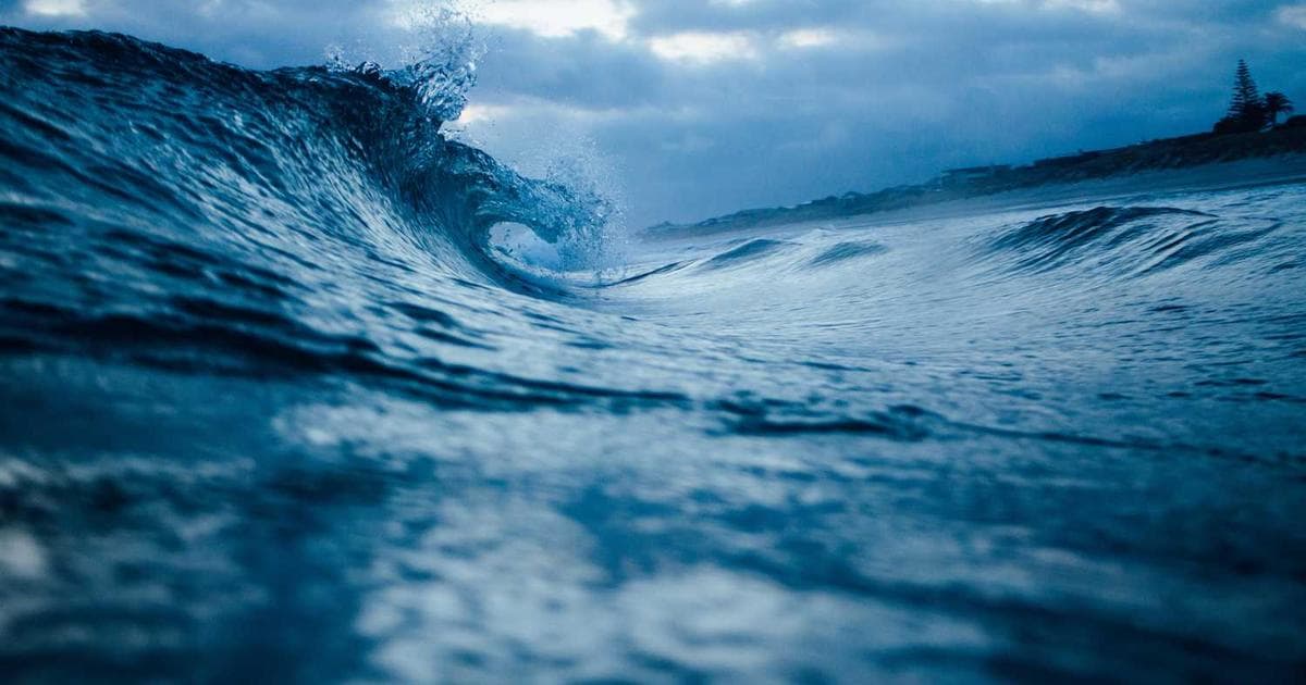 حضن دافئ - رمز حب الأم والحنان